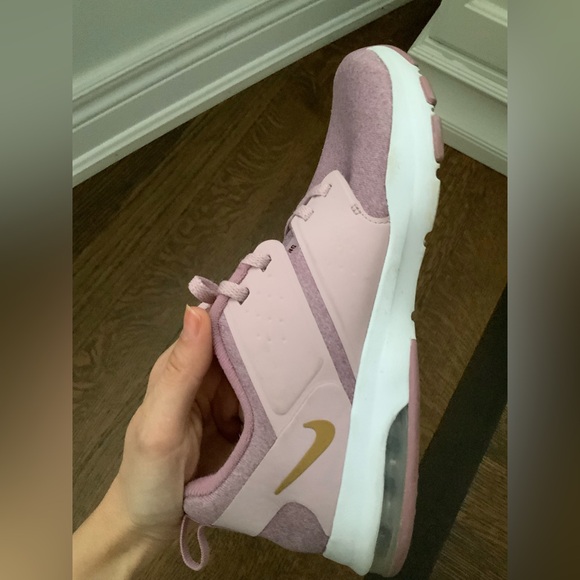 NIKE Air Bela TR Running Shoe Pink with Gold Swoosh BV9968-500 Size 9 Women’s - Picture 11 of 11